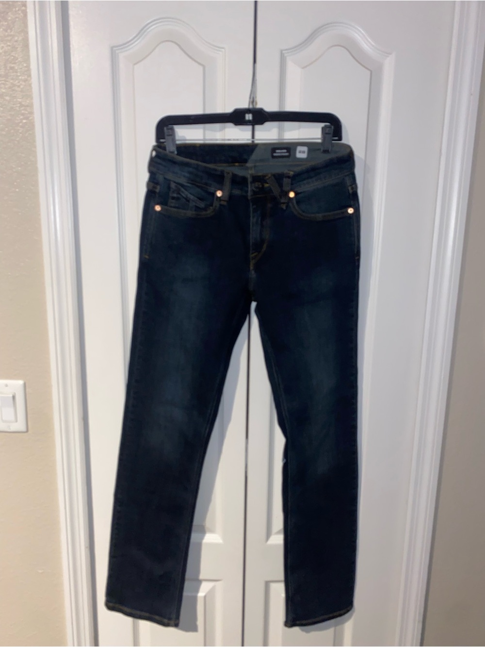 Volcom, Dark Blue wash denim jeans with a relaxed fit in a Men’s Size 28W 32L .